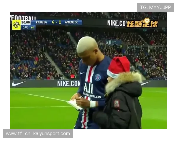 运动员给球迷签名签坏笔