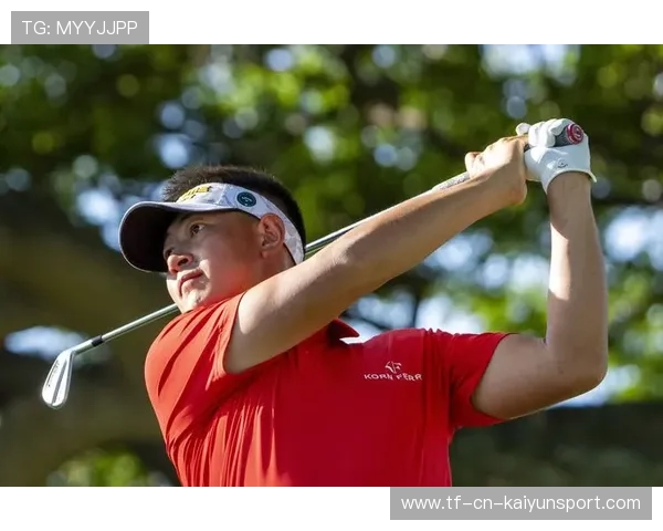 高尔夫选手在短杆训练中表现稳定